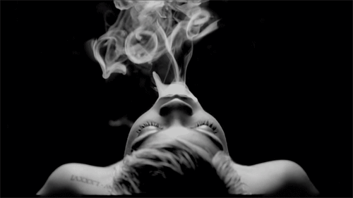 Jeune femme fume