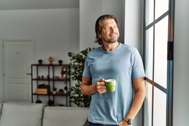 Homme avec tasse